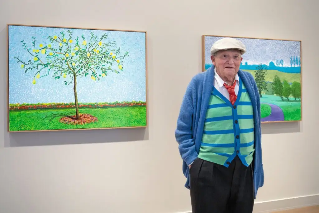 Dalle strade di Bradford alle spiagge di Los Angeles, dalle colline dello Yorkshire alle sperimentazioni digitali, David Hockney ha attraversato il Novecento e il nuovo millennio con uno sguardo sempre rivolto avanti