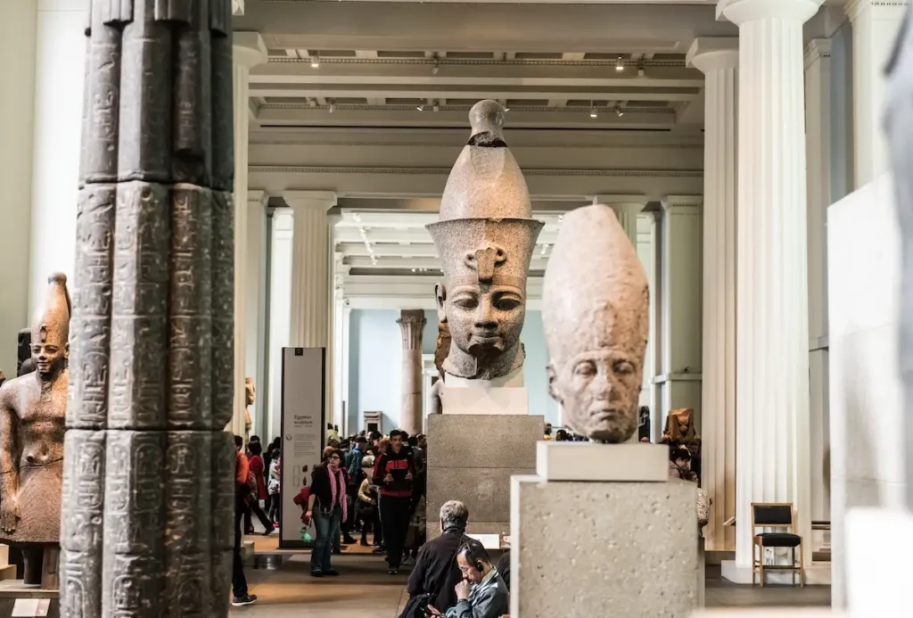 British Museum (Londra) — Una sala con reperti storici: testimonianza dell’immensa collezione archeologica e antropologica dell’istituto