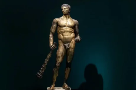 La Grecia a Roma è la mostra che ricostruisce l’incontro tra arte ellenica e cultura romana attraverso bronzi celebri, rarità archeologiche, ricongiungimenti unici e un allestimento multimediale immersivo ai Musei Capitolini