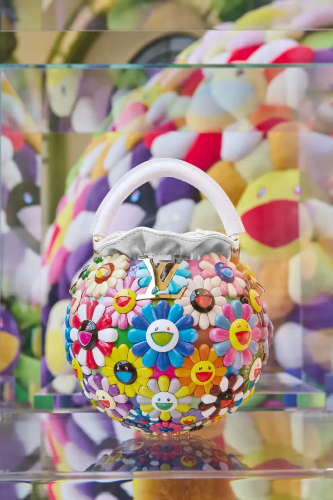 «Murakami gioca proprio su questo. Trasforma qualcosa che potrebbe incutere timore in una presenza quasi amicale. Guarda come la luce degli occhi cambia l’atmosfera.»