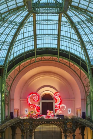 «E le borse diventano parte del racconto. Non solo esposte, ma inserite nella sua creatura.»