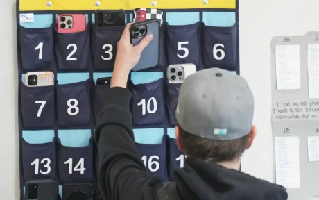 Due nuovi libri spiegano come la vita familiare sia stata inghiottita dalla vita digitale e come recuperare questa situazione