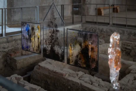 Una mostra site-specific tra memoria, arte contemporanea e restauro, con installazioni di artisti internazionali e un progetto museale in evoluzione