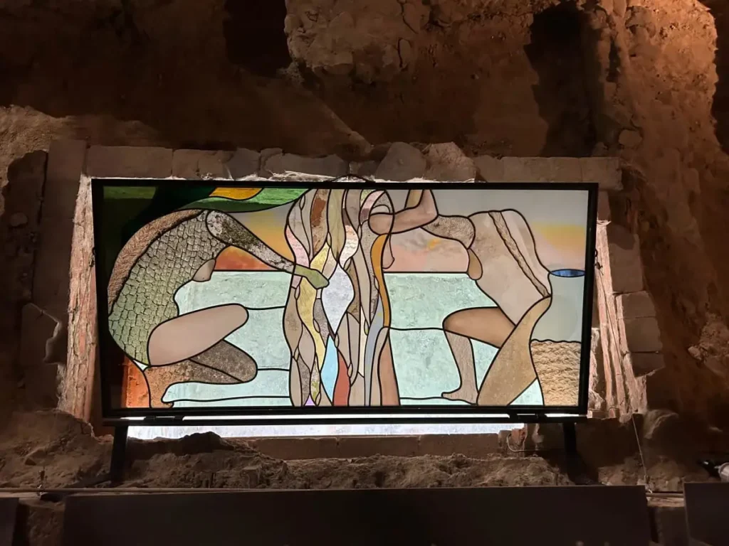La “vetrata sospesa” di Clara Rivault, su vetro antico, che illumina simbolicamente lo spazio dell’ex convento