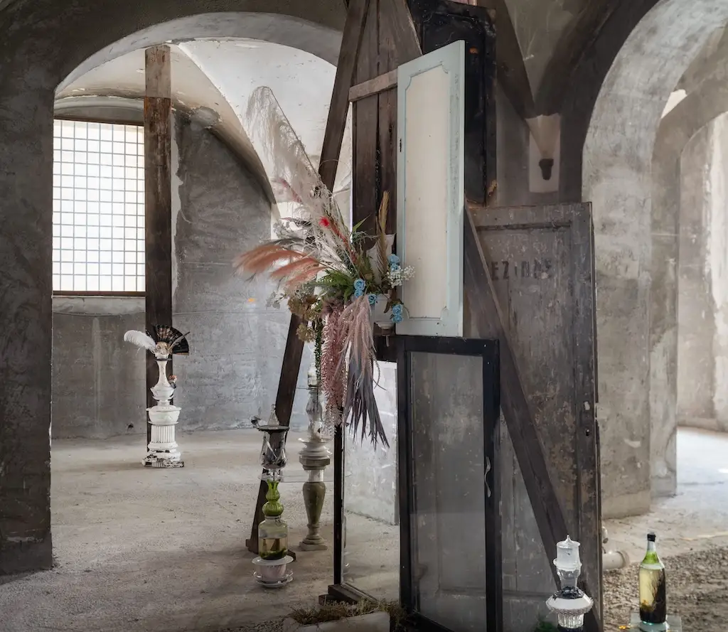 Allestimento site-specific con elementi architettonici storici del complesso e oggetti d’arte contemporanea