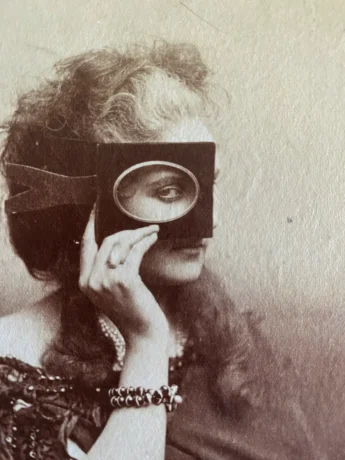 “Fotografia d’epoca della Contessa di Castiglione realizzata da Pierre‑Louis Pierson, con l’indice destro rigido visibilmente marcato”