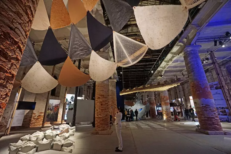 Cosa ci ha lasciato l’edizione 2025 della Biennale Architettura a Venezia: 298.000 visitatori, progetti innovativi su intelligenza naturale, artificiale e collettiva, impegno sociale e sostenibilità ambientale