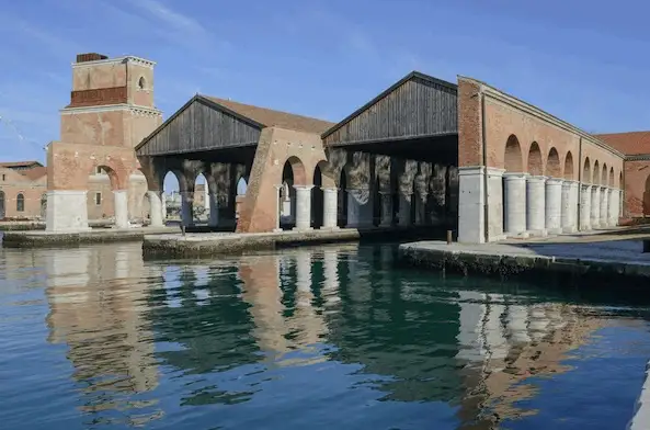 Veduta dell’Arsenale e delle Gagiandre – Lo scenario lagunare con gli edifici storici dell’Arsenale che dialogano con il paesaggio e l’innovazione architettonica