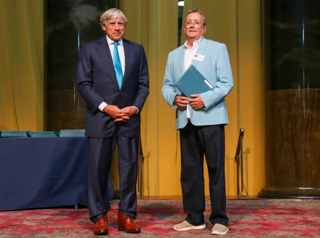 Christopher Knight accepts the 2020 Pulitzer Prize for Criticism from Columbia University President Lee Bollinger. (Jose Lopez/The Pulitzer Prizes)
