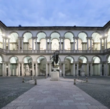 Brera a Milano tra musei iconici, hotel di design, boutique creative e vie pedonali. Una guida completa su dove dormire, cosa vedere e come muoversi anche a piedi nel quartiere più artistico della città