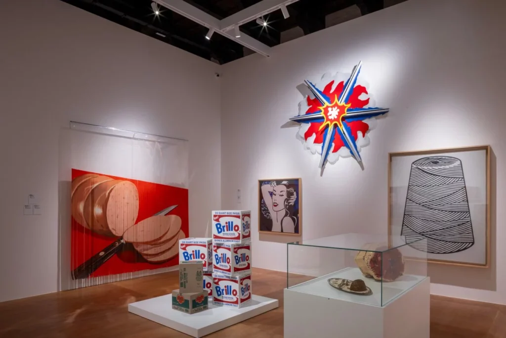 Sala interna allestita per la Sonnabend Collection, fotografia dell’allestimento curato per l’inaugurazione 2025