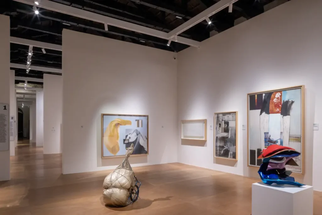 Allestimento della mostra permanente del nuovo museo di arte contemporanea Sonnabend Collection a Mantova