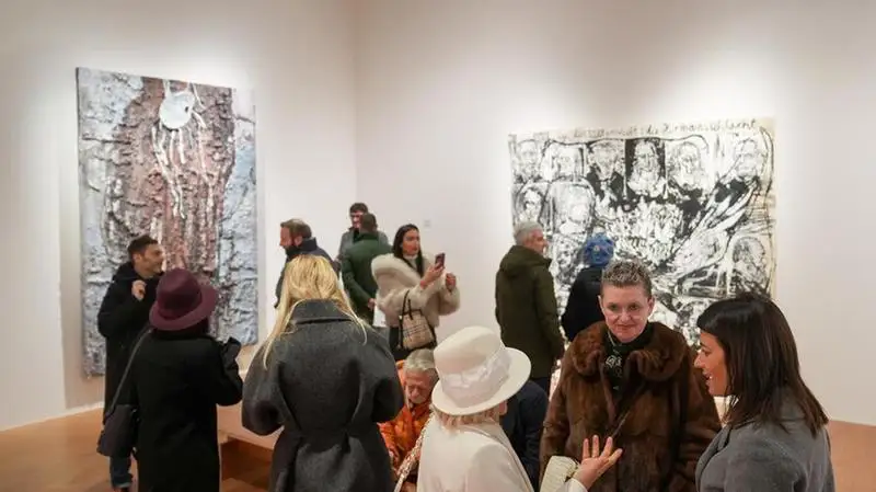 Il percorso evidenzia come la collezione Sonnabend anticipi la sperimentazione concettuale, sottolineando l’importanza della riduzione formale come strumento di riflessione e osservazione dello spazio