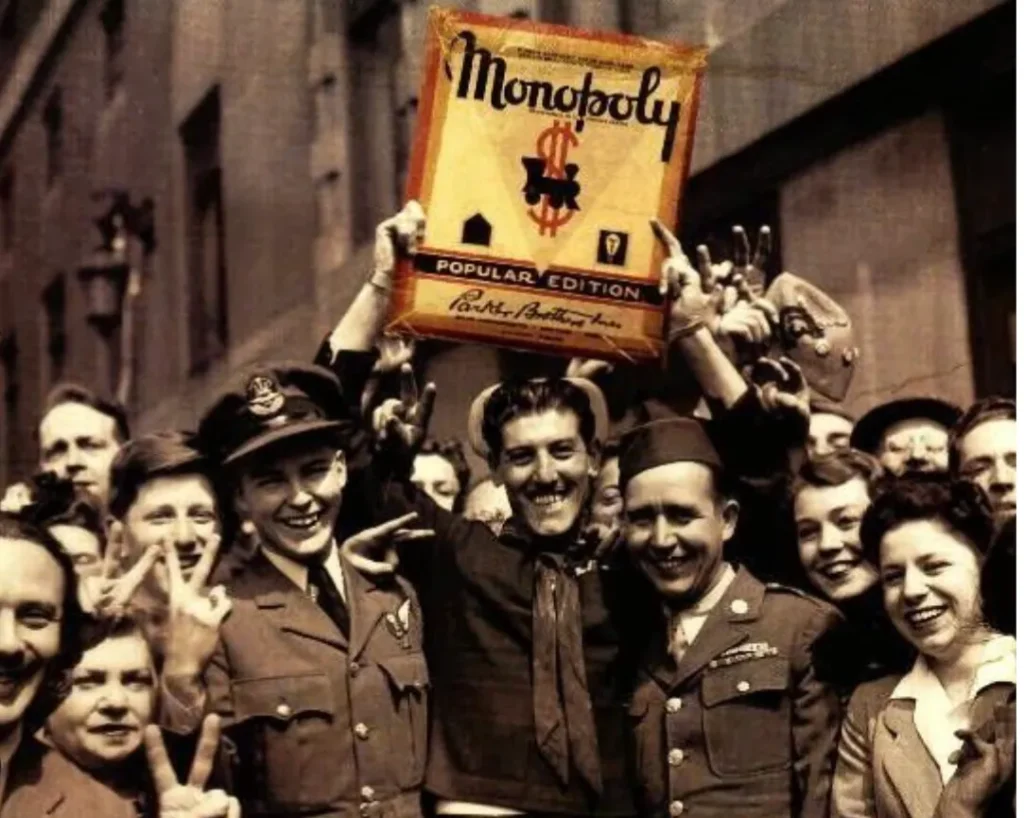 C’è una capitolo della storia in cui il rigore militare sfuma nell’ingegno artigianale, e dove gli oggetti più umili — un bottone, una pedina, un pezzo di tessuto — diventano strumenti di libertà