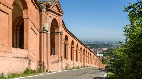 Due giornate per leggere Bologna attraverso architettura medievale, collezioni civiche, università, portici e paesaggi collinari.