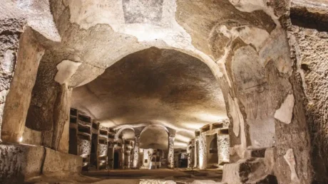 Dalle sepolture paleocristiane scavate nel tufo ai percorsi del Rione Sanità, una guida culturale agli spazi nascosti di Napoli.