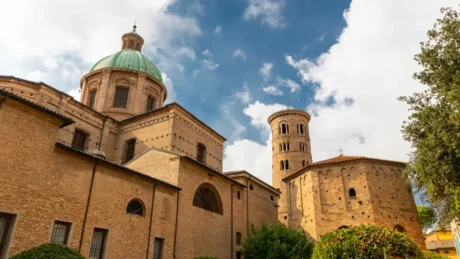 Dalle pavimentazioni delle domus ai reperti di Classe, i musei completano la visita ai monumenti paleocristiani e bizantini della città.