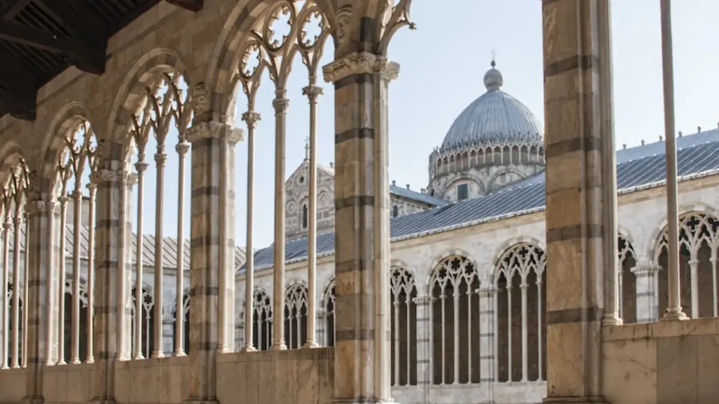 Dai monumenti di Piazza del Duomo alle raccolte civiche e statali, i musei pisani raccontano la storia artistica della città attraverso opere, architetture e collezioni diverse.